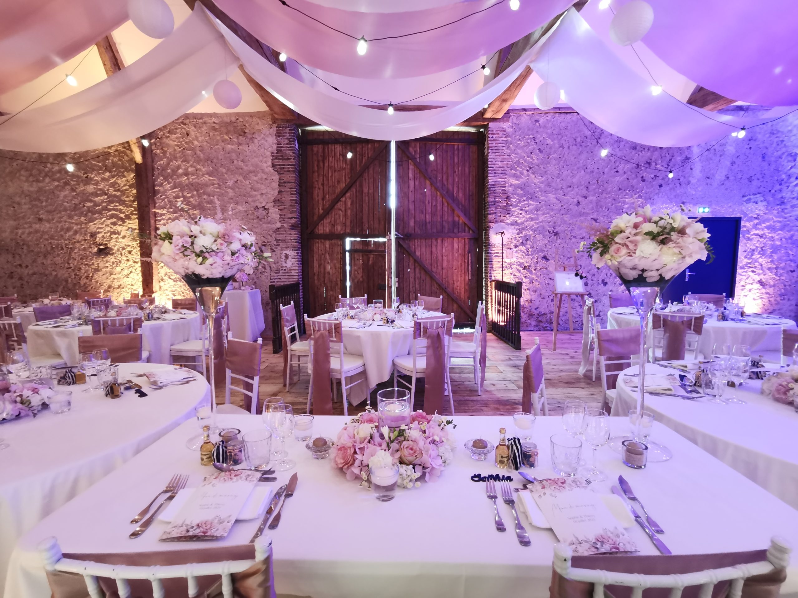 Salle de réception La Grange, ancienne grange du 16e siècle avec pierres et poutres apparentes